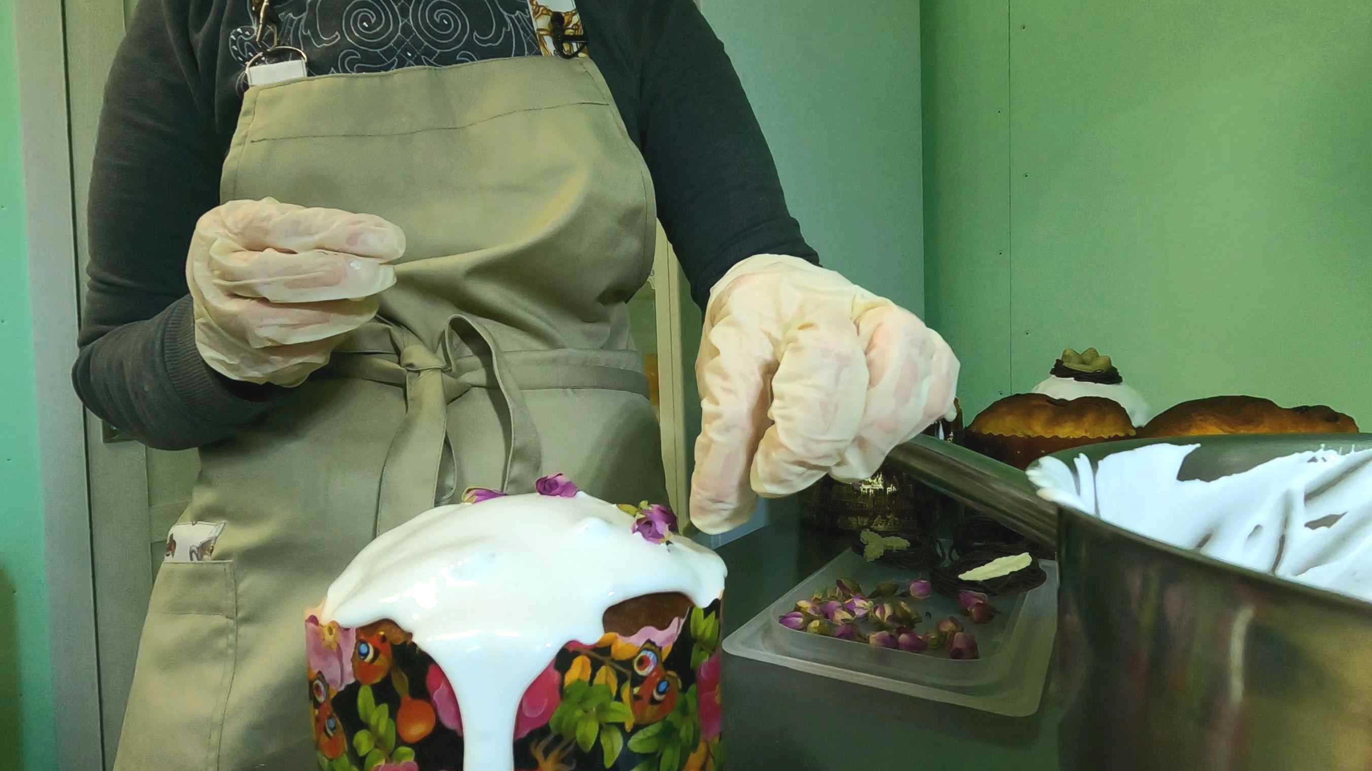 В севастопольской пекарне готовят пасхальные куличи по старинным рецептам