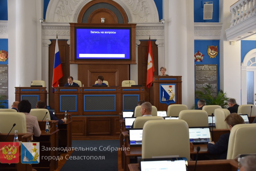 Губернатор Севастополя требует созвать внеочередное заседание Заксобрания после того, как чиновники Правительства не явились в парламент