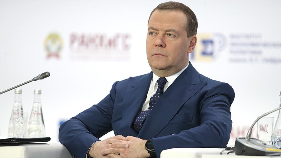 Медведев: доходы между городом и деревней должны сближаться