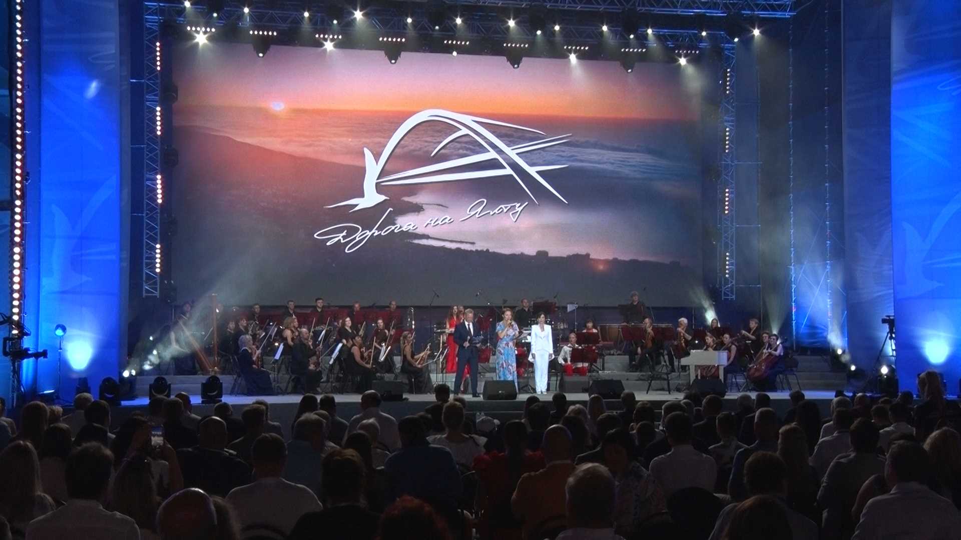 Премии Международного фестиваля «Дорога на Ялту» поделили артисты из семи стран