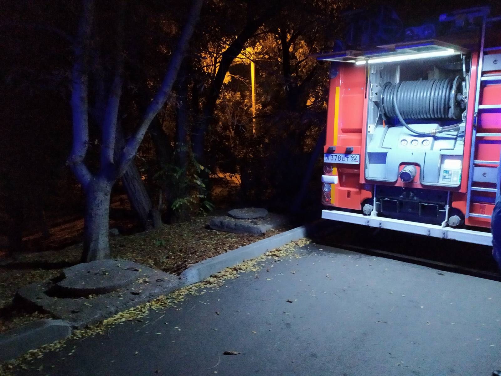Сотрудники севастопольского МЧС спасли женщину на пожаре