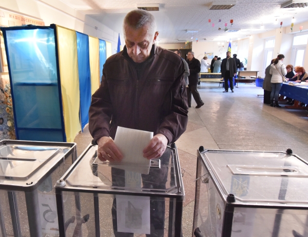Явка избирателей на выборах президента Украины достигла 45%