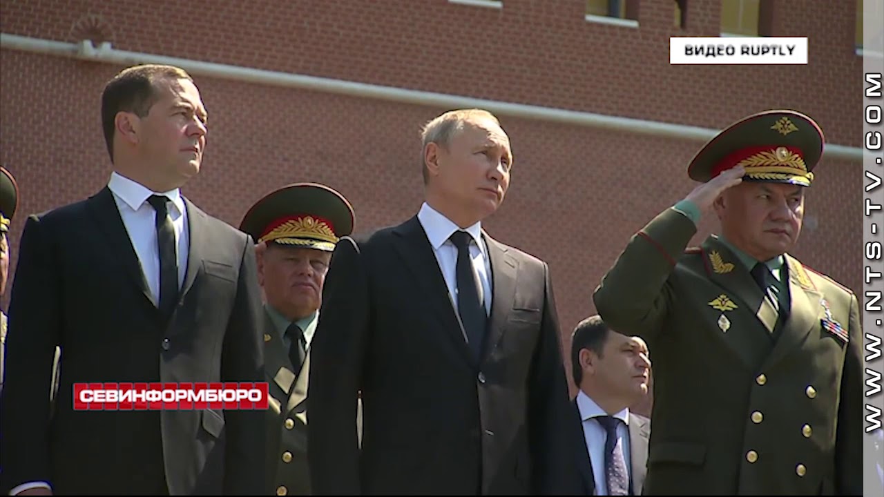 Путин возложил венок к Вечному огню у Могилы Неизвестного Солдата