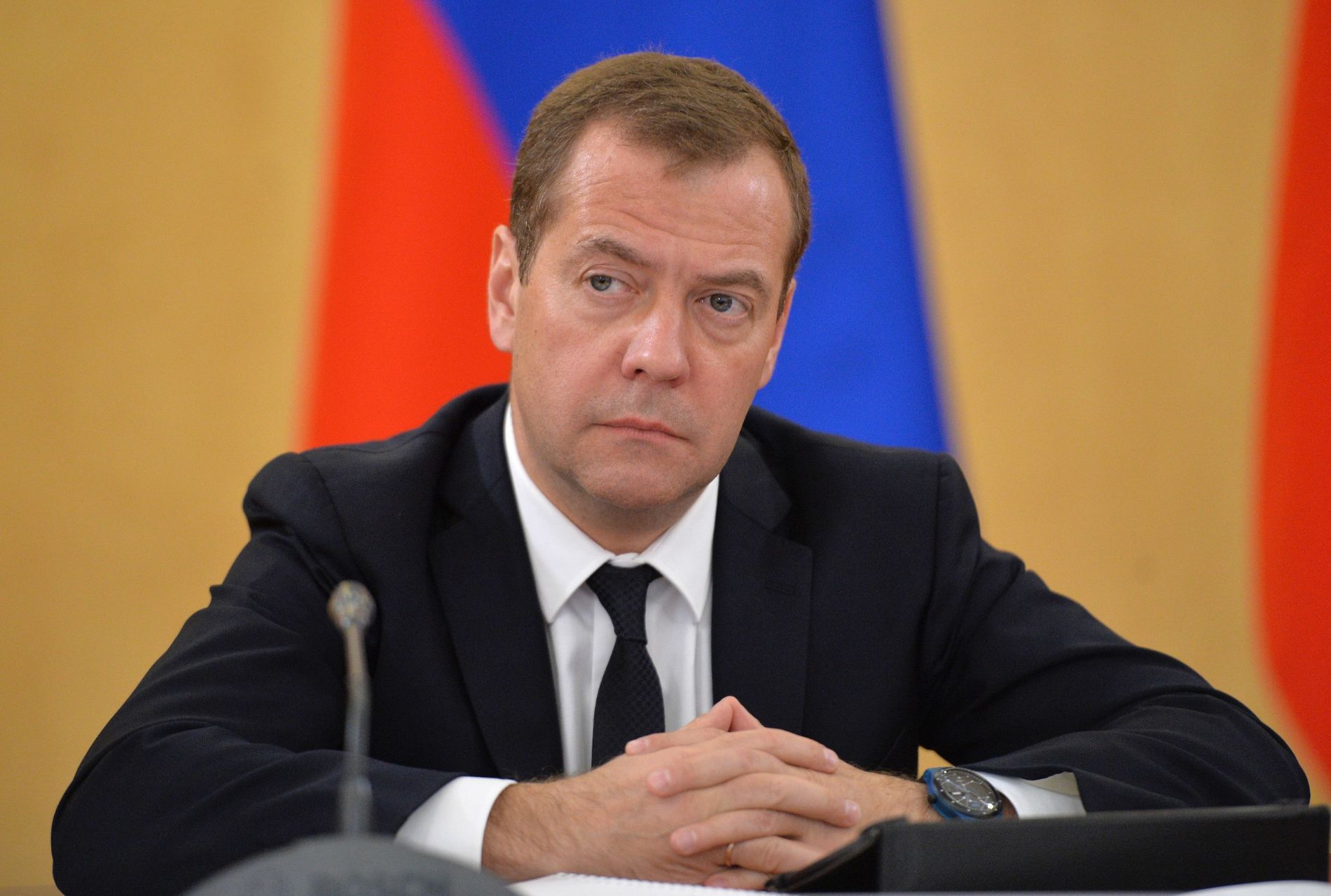 Дмитрий Медведев подписал распоряжение о выдаче премий