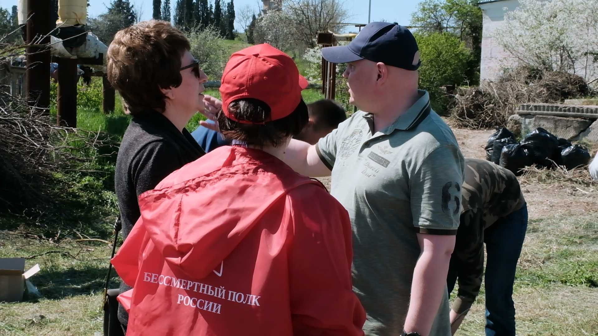 Губернатор Севастополя провёл субботник на заброшенном кладбище на улице Паршина