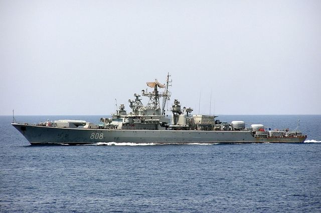 Российский сторожевой корабль контролирует действия корабля ВМС США