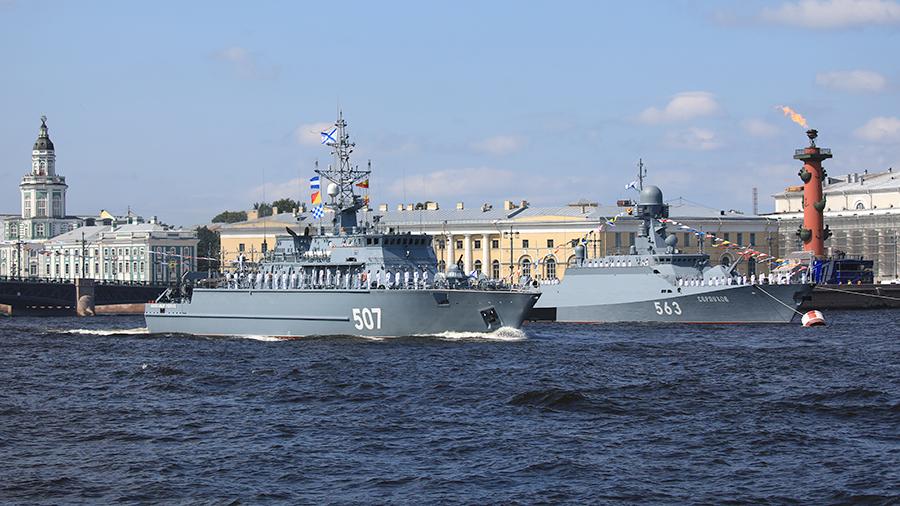 В Санкт-Петербурге проходит парад в честь Дня военно-морского флота
