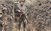 «Я буду тебя прикрывать»: боец с позывным «Гамбит» спас раненого товарища под атаками дронов